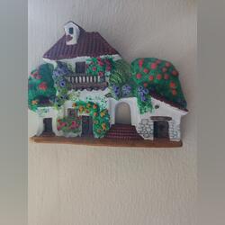 Linda peça decorativa em formato de casa, feita artesanalmente em barro e pintada. Peça n*127
- Detalhes em relevo com flores e folhagens.
- Cores vibrantes e acabamento cuidadoso.
- Ideal para decoração de ambientes.
- Tem um gancho para pendurar na parede.
- Mede 0,22 m de comprimento ( é grande, mas há mais pequenas). Outros Arte e Decoração