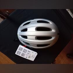 Capacete para bicicleta novo a estrear. Capacetes de bicicleta