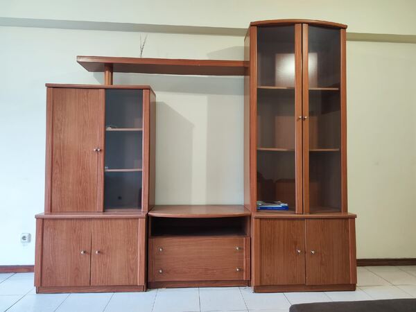 Móvel moderno de sala três Módulos em madeira castanho . Móveis para TV