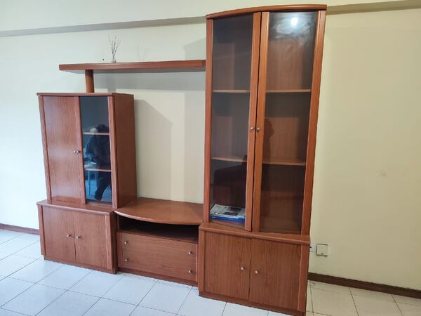 Móvel moderno de sala três Módulos em madeira castanho . Móveis para TV