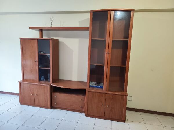 Móvel moderno de sala três Módulos em madeira castanho . Móveis para TV