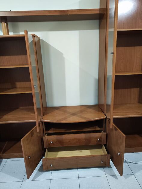 Móvel moderno de sala três Módulos em madeira castanho . Móveis para TV