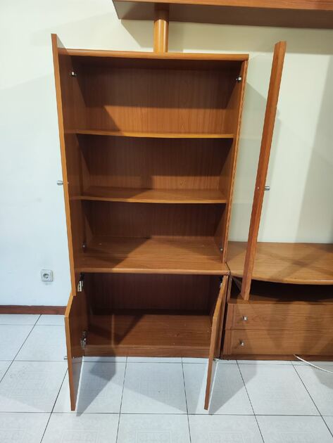 Móvel moderno de sala três Módulos em madeira castanho . Móveis para TV