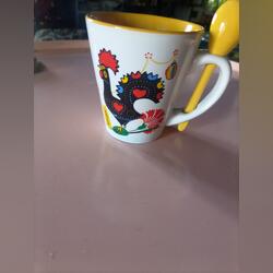 caneca com colher . Chávenas e canecas