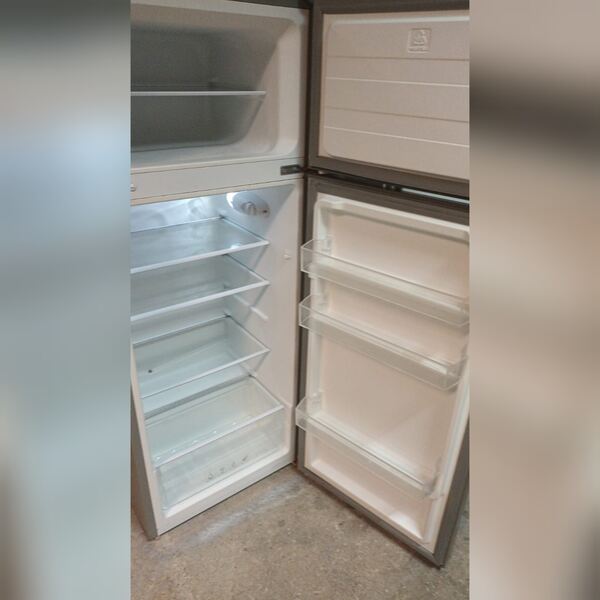 Frigorífico da silver em cinza . Frigoríficos