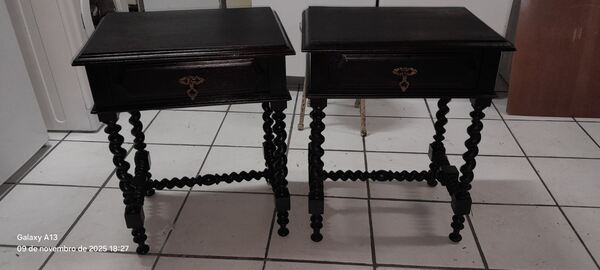 Par de mesinhas de cabeceira nº 3. Mesinhas