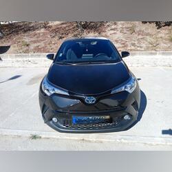 Toyota C-HR HYBRID. Carros. Barreiro. 2018   46.586 km Automático Híbrido 72 cv 5 portas Preto Ar condicionado Vidros elétricos Cruise control adaptativo Sistema de navegação Volante multi-funções