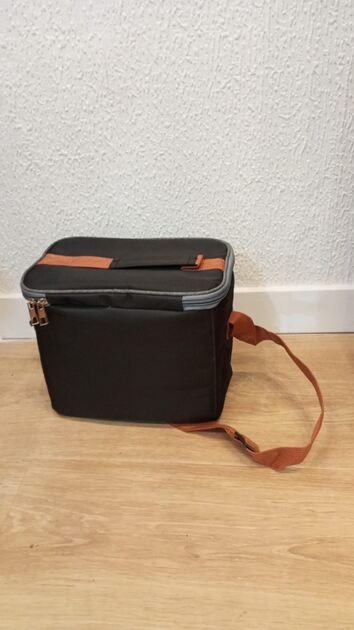 Lancheira Preta. Outras Malas