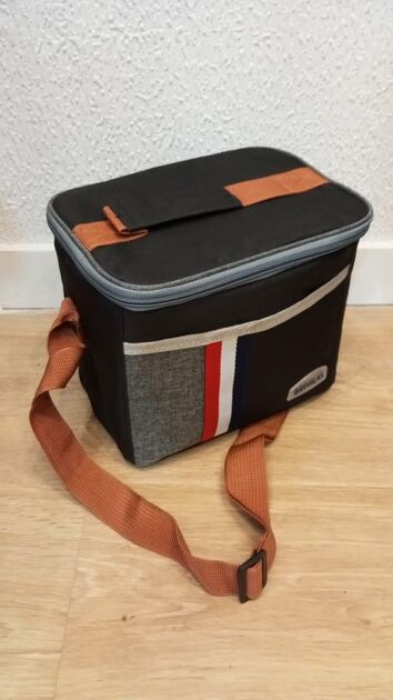 Lancheira Preta. Outras Malas