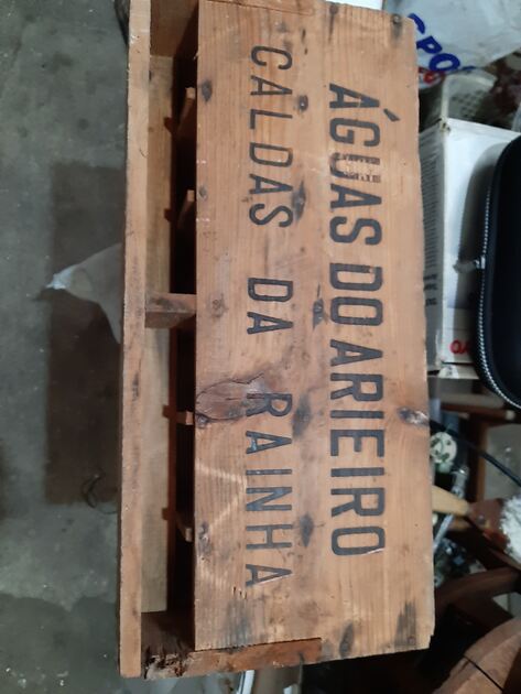 grades de bebidas de madeira. Adegas de vinho