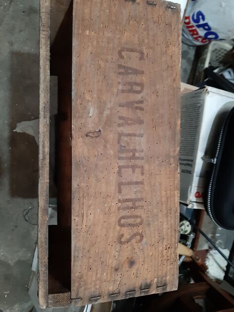 grades de bebidas de madeira. Adegas de vinho