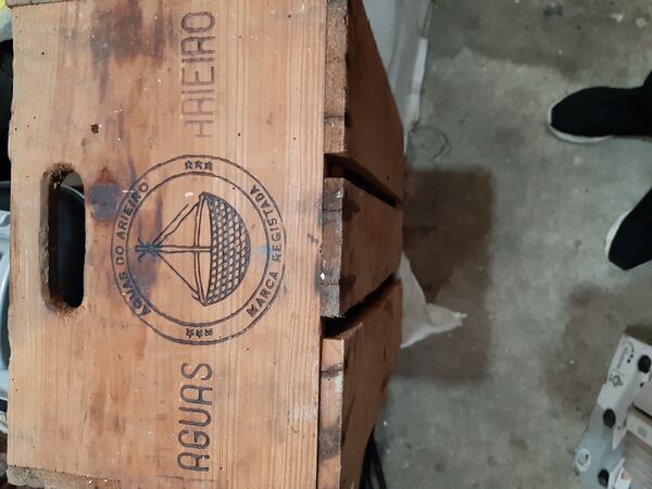 grades de bebidas de madeira. Adegas de vinho