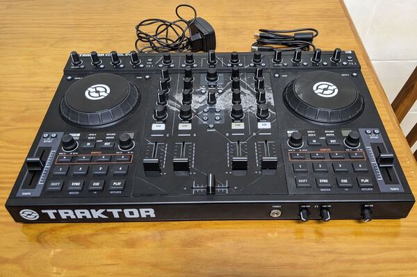 Native Instruments Traktor Kontrol S4 MK1. Equipamento de DJ