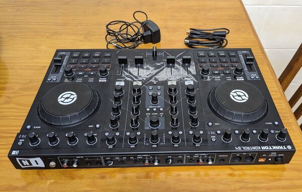 Native Instruments Traktor Kontrol S4 MK1. Equipamento de DJ