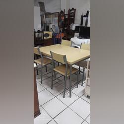 Mesa e 4 cadeiras. Conjunto de mesa e cadeiras