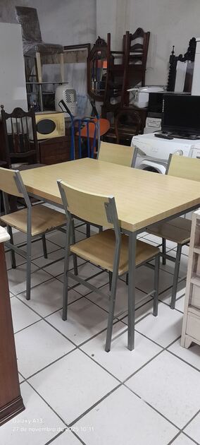 Mesa e 4 cadeiras. Conjunto de mesa e cadeiras