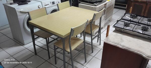 Mesa e 4 cadeiras. Conjunto de mesa e cadeiras
