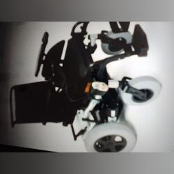 Cadeira de rodas eléctrica INVOCARE LUXO. Cadeiras de rodas. Sesimbra.      Novo / Como novo
