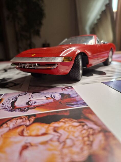 Ferrari 365 GTS . Miniaturas