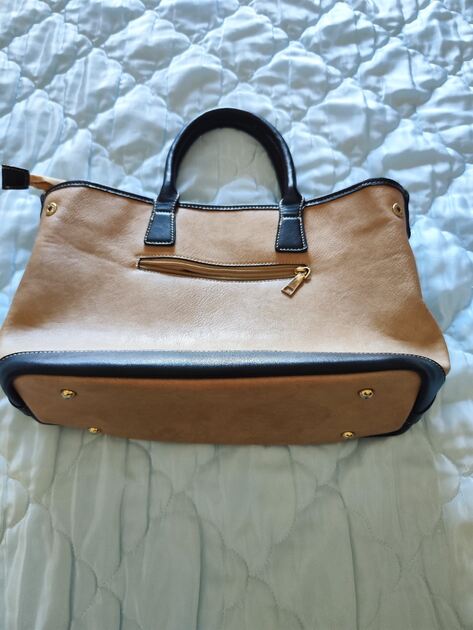 Linda Bolsa tote bege e preta. Malas e mochilas escolares