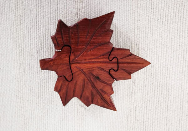 Caixa de madeira em forma de folha de platano. Caixas Decorativas