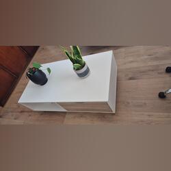 Mesa de centro branca com gavetas (58x106x39cm). Mesas de centro