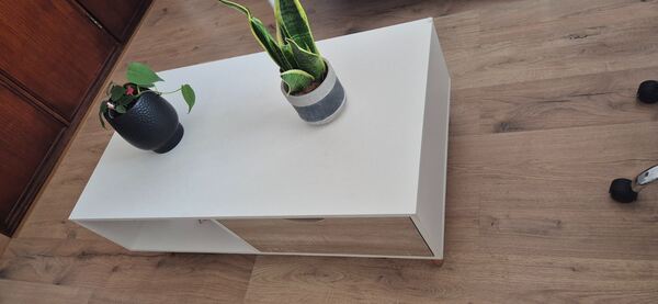 Mesa de centro branca com gavetas (58x106x39cm). Mesas de centro