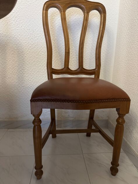 Mesa extensível com 6 cadeiras em pele . Conjunto de mesa e cadeiras