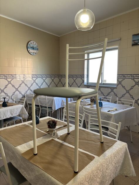 Cadeiras de restauração novas. Cadeiras