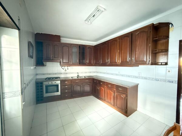 Prédio com moradia T4, comércio e serviços. Casa e apartamentos para vender