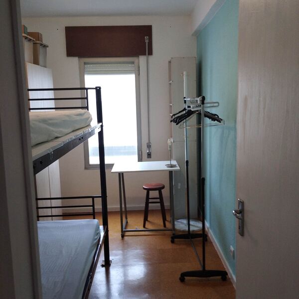 Alugo 2 quartos . Ofereço Quarto para Arrendar