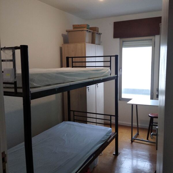 Alugo 2 quartos . Ofereço Quarto para Arrendar