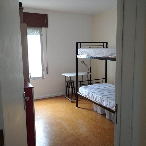 Alugo 2 quartos . Ofereço Quarto para Arrendar