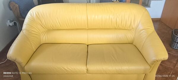 Trio de sofás em pele genuína. Sofás e Poltronas