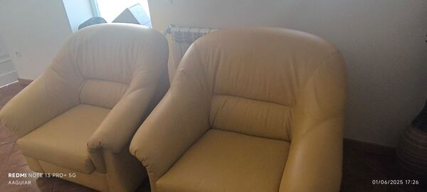 Trio de sofás em pele genuína. Sofás e Poltronas