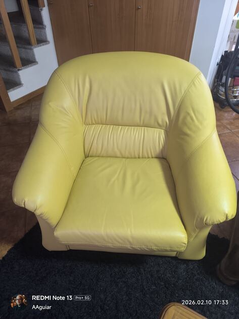 Trio de sofás em pele genuína. Sofás e Poltronas