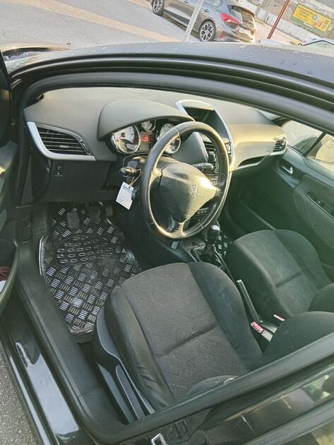 Vende se Peugeot 207 sw . Carros