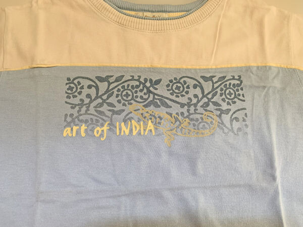 T-Shirt de Criança Unissexo, Azul e Creme, como No. Camisas e T-shirts