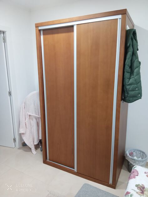 Guarda-Fato com duas portas de correr impecável . Armários