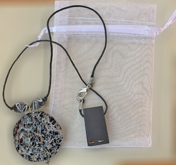 Fio com Pedras Preto e Branco, Novo/Exclusivo/Únic. Colares
