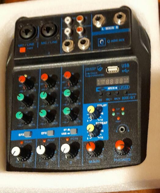 mesa de mistura de 4 Canais OQAN . Equipamento de DJ
