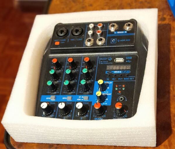 mesa de mistura de 4 Canais OQAN . Equipamento de DJ