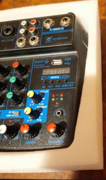 mesa de mistura de 4 Canais OQAN . Equipamento de DJ