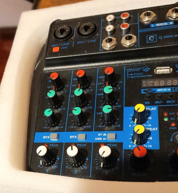 mesa de mistura de 4 Canais OQAN . Equipamento de DJ