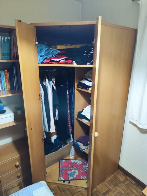 Vendo Roupeiro de Canto . Conjuntos de móveis para quarto