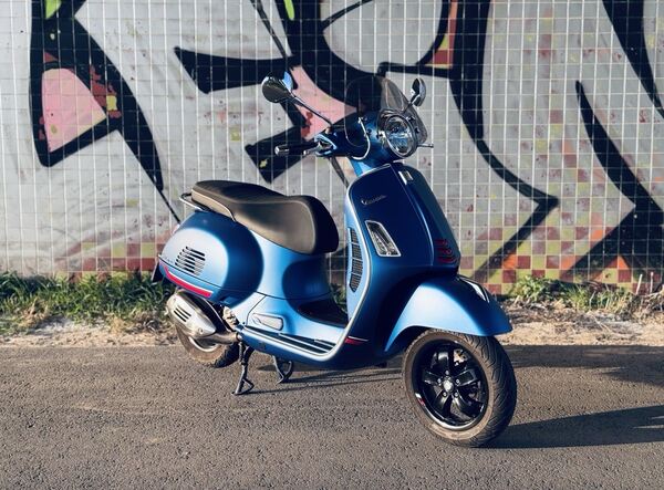 Vespa 300 GTS HPE 2020. Motos