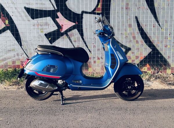 Vespa 300 GTS HPE 2020. Motos