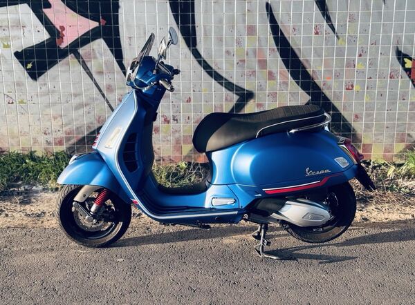 Vespa 300 GTS HPE 2020. Motos