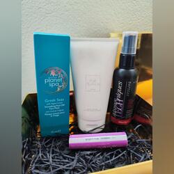 Caixa com Conjunto de 4 produtos Avon. Maquilhagem