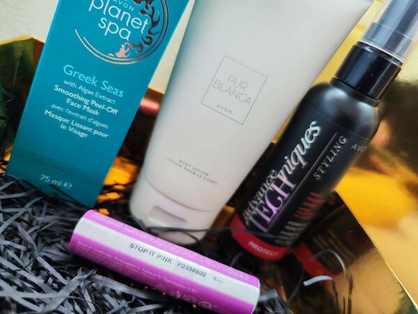 Caixa com Conjunto de 4 produtos Avon. Maquilhagem
